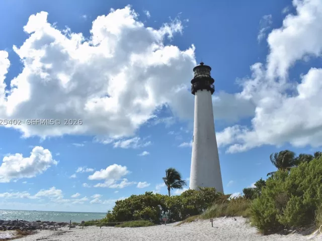 3-bedroom condo for rent in Key Biscayne - 201 Crandon Blvd 642 - MondialRealty