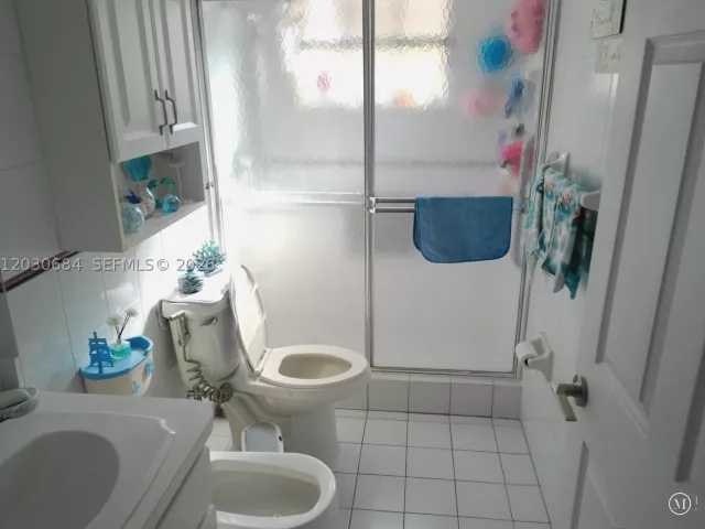 5-bedroom home for sale in Miami - 10812 SW 33rd St - MondialRealty