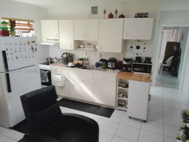5-bedroom home for sale in Miami - 10812 SW 33rd St - MondialRealty