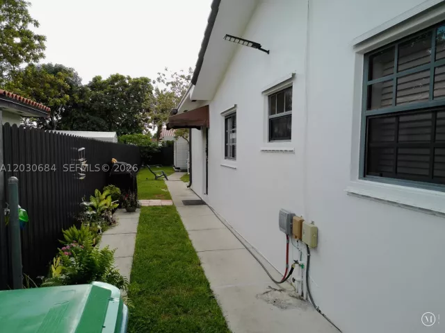 5-bedroom home for sale in Miami - 10812 SW 33rd St - MondialRealty
