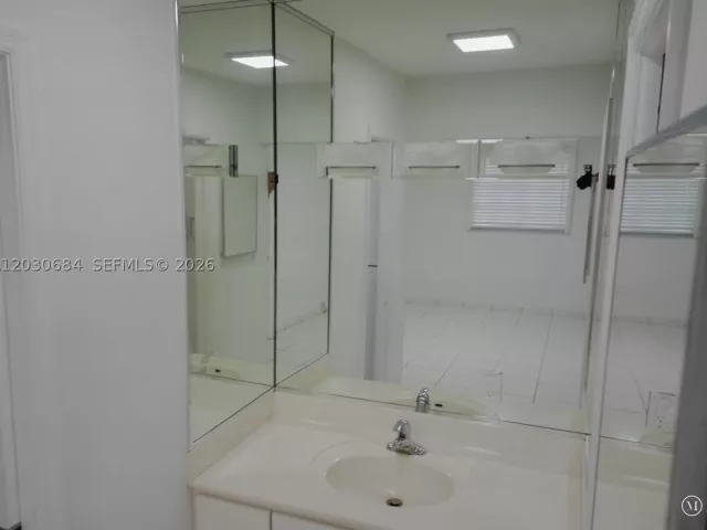 5-bedroom home for sale in Miami - 10812 SW 33rd St - MondialRealty
