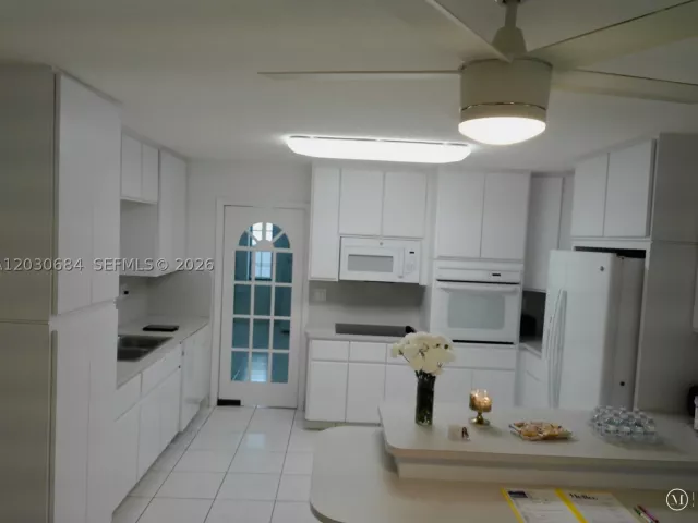 5-bedroom home for sale in Miami - 10812 SW 33rd St - MondialRealty