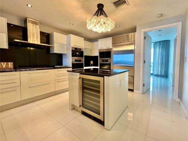 3-bedroom condo for rent in Sunny Isles Beach - 17121 Collins Ave 1905 - MondialRealty