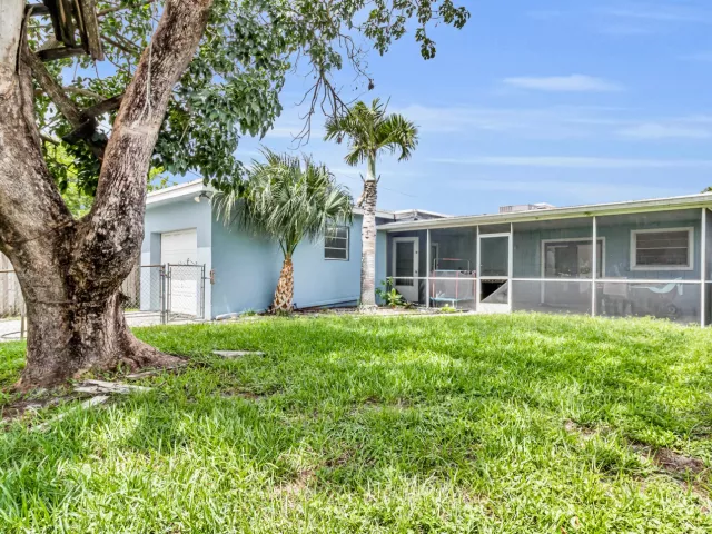 3-bedroom home for rent in Hollywood - 2200 N 47th Avenue - MondialRealty