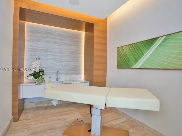 1-bedroom condo for rent in North Miami Beach - 16385 Biscayne Blvd 3120 - MondialRealty