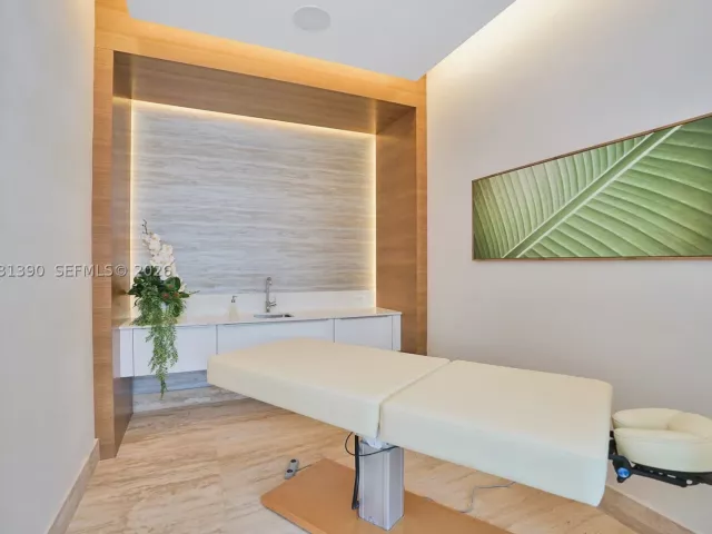1-bedroom condo for rent in North Miami Beach - 16385 Biscayne Blvd 3120 - MondialRealty