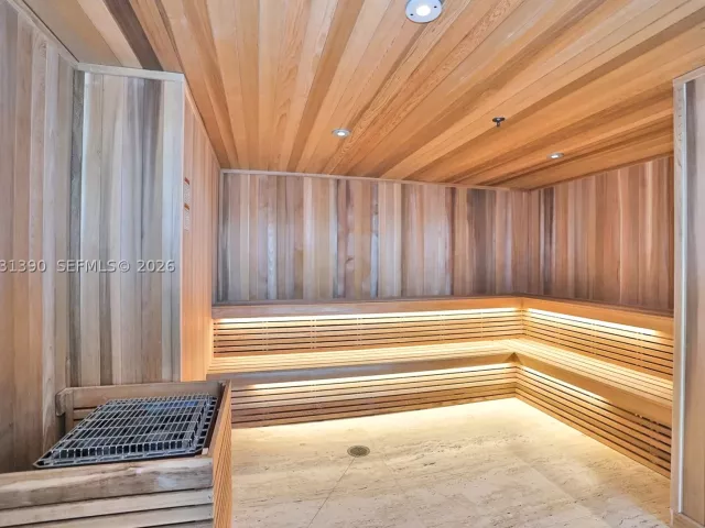 1-bedroom condo for rent in North Miami Beach - 16385 Biscayne Blvd 3120 - MondialRealty