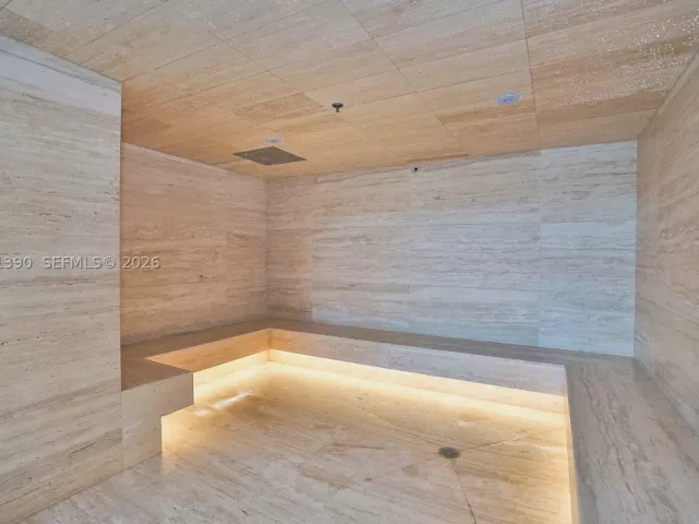 1-bedroom condo for rent in North Miami Beach - 16385 Biscayne Blvd 3120 - MondialRealty