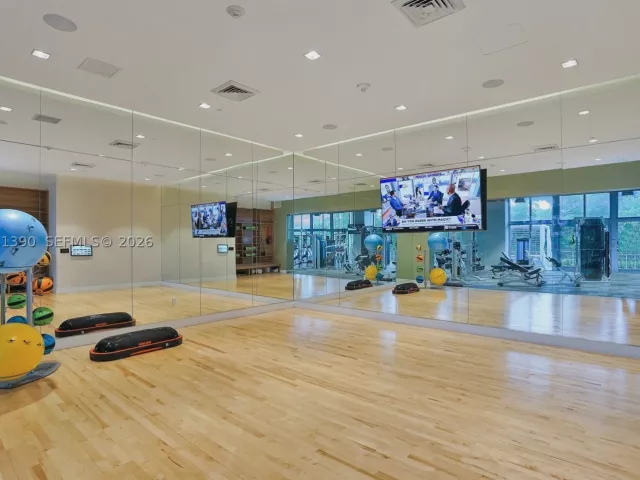 1-bedroom condo for rent in North Miami Beach - 16385 Biscayne Blvd 3120 - MondialRealty