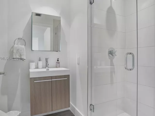 3-bedroom condo for rent in Miami - 2900 NE 7th Ave 4102 - MondialRealty