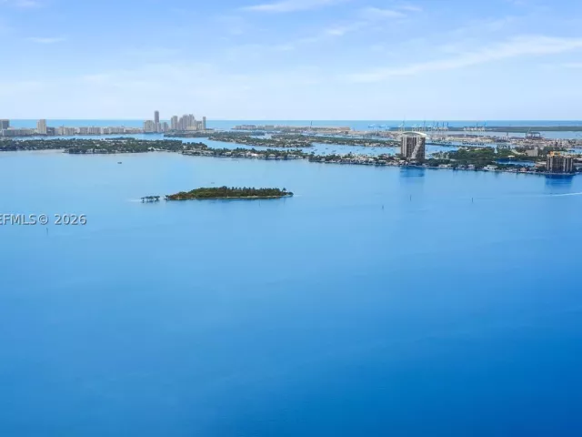 3-bedroom condo for rent in Miami - 2900 NE 7th Ave 4102 - MondialRealty