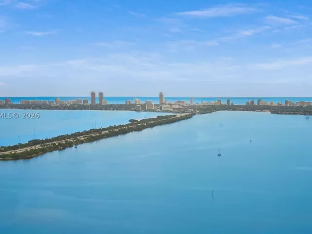 3-bedroom condo for rent in Miami - 2900 NE 7th Ave 4102 - MondialRealty