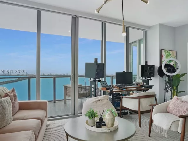 3-bedroom condo for rent in Miami - 2900 NE 7th Ave 4102 - MondialRealty