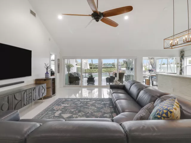 3-bedroom home for sale in West Palm Beach - 1560 Wilderness Road - MondialRealty