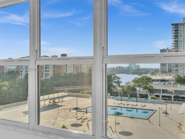 2-bedroom condo for sale in Sunny Isles Beach - 230 174th St 712 - MondialRealty