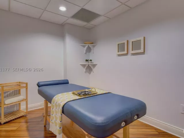 2-bedroom condo for sale in Miami - 808 Brickell Key Dr 408 - MondialRealty