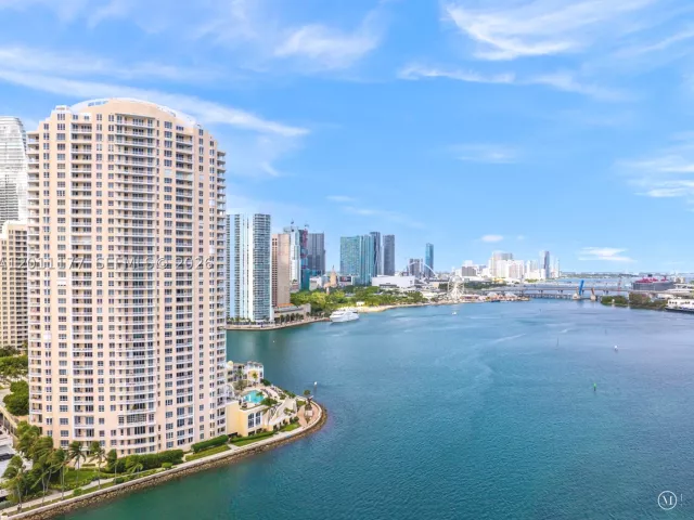 2-bedroom condo for sale in Miami - 808 Brickell Key Dr 408 - MondialRealty