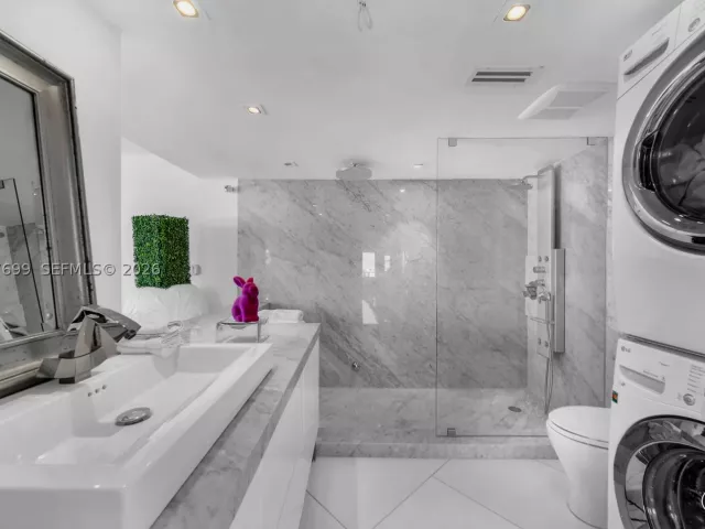 2-bedroom condo for sale in Miami Beach - 400 S Pointe Dr 2310 - MondialRealty