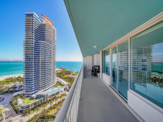 2-bedroom condo for sale in Miami Beach - 400 S Pointe Dr 2310 - MondialRealty