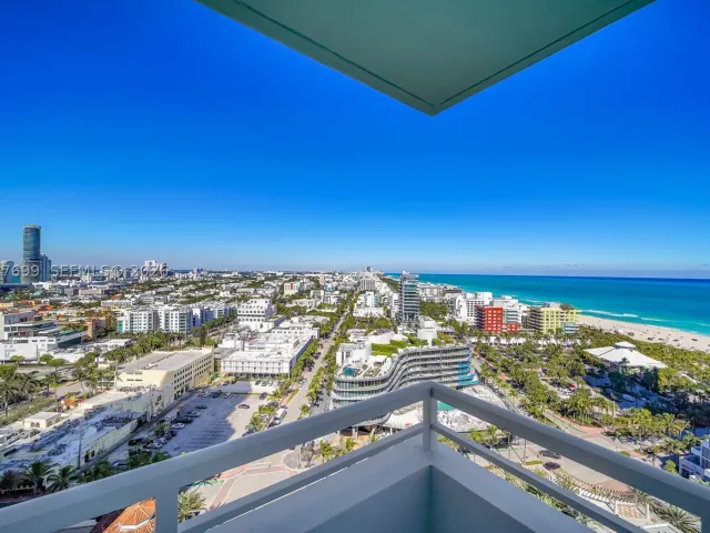 2-bedroom condo for sale in Miami Beach - 400 S Pointe Dr 2310 - MondialRealty