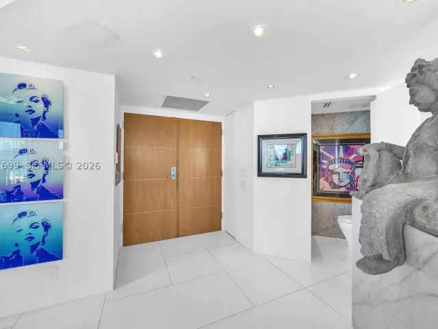 2-bedroom condo for sale in Miami Beach - 400 S Pointe Dr 2310 - MondialRealty