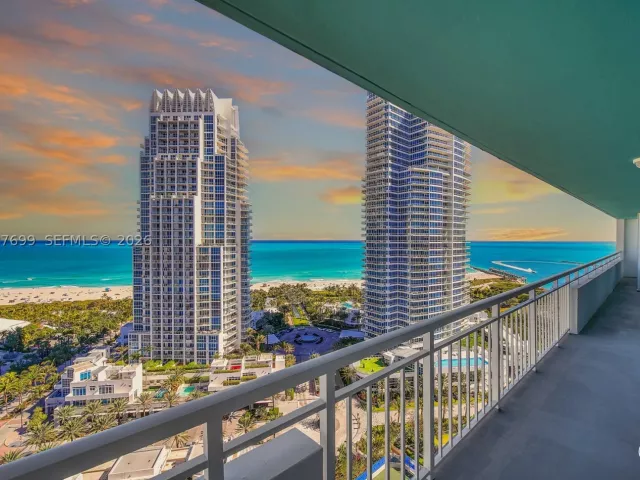2-bedroom condo for sale in Miami Beach - 400 S Pointe Dr 2310 - MondialRealty