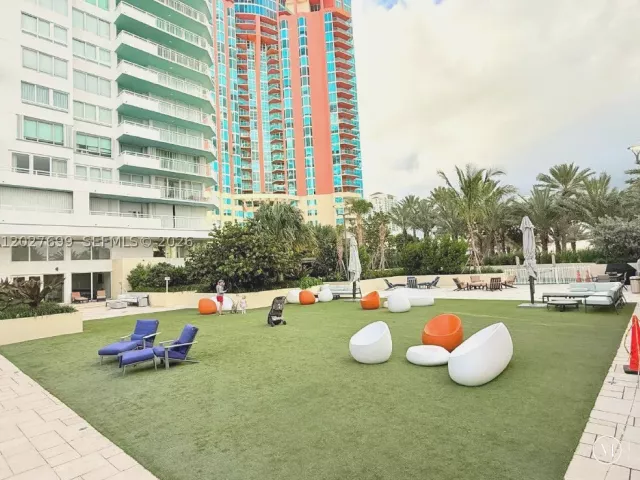 2-bedroom condo for sale in Miami Beach - 400 S Pointe Dr 2310 - MondialRealty