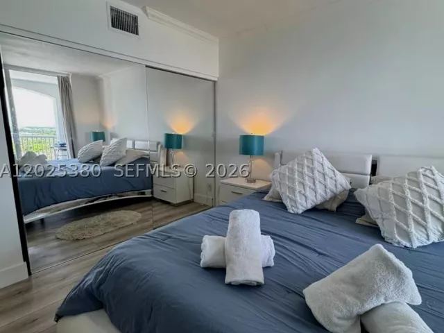 2-bedroom condo for rent in Miami Beach - 5401 Collins Ave 920 - MondialRealty