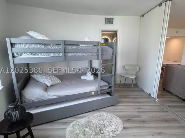 2-bedroom condo for rent in Miami Beach - 5401 Collins Ave 920 - MondialRealty