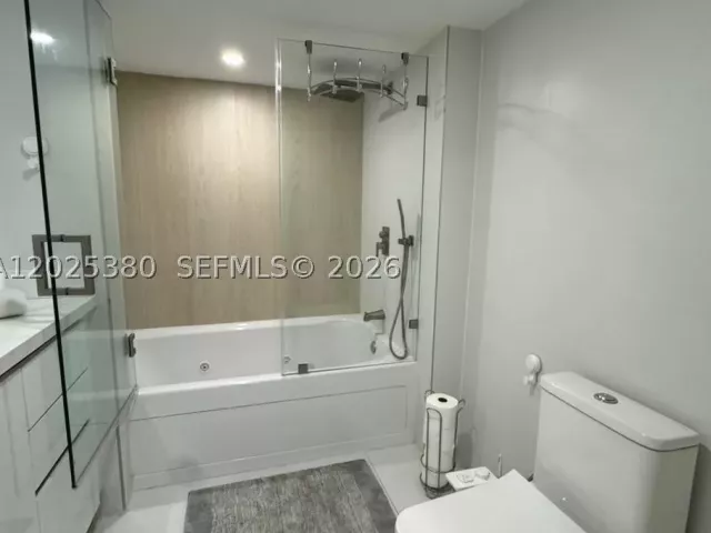 2-bedroom condo for rent in Miami Beach - 5401 Collins Ave 920 - MondialRealty