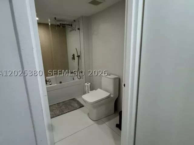 2-bedroom condo for rent in Miami Beach - 5401 Collins Ave 920 - MondialRealty