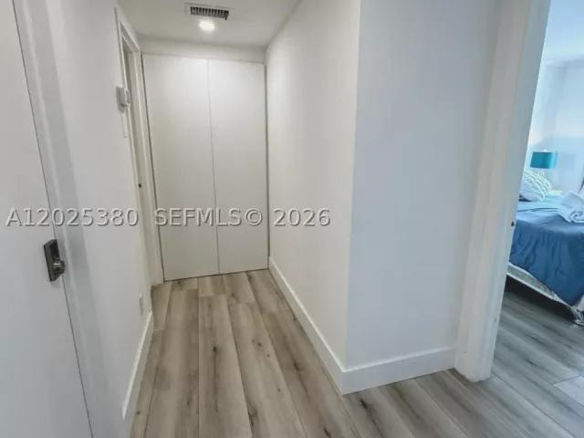 2-bedroom condo for rent in Miami Beach - 5401 Collins Ave 920 - MondialRealty
