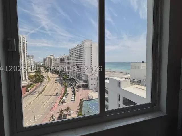 2-bedroom condo for rent in Miami Beach - 5401 Collins Ave 920 - MondialRealty