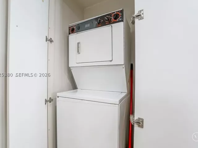 2-bedroom condo for rent in Miami Beach - 5401 Collins Ave 920 - MondialRealty