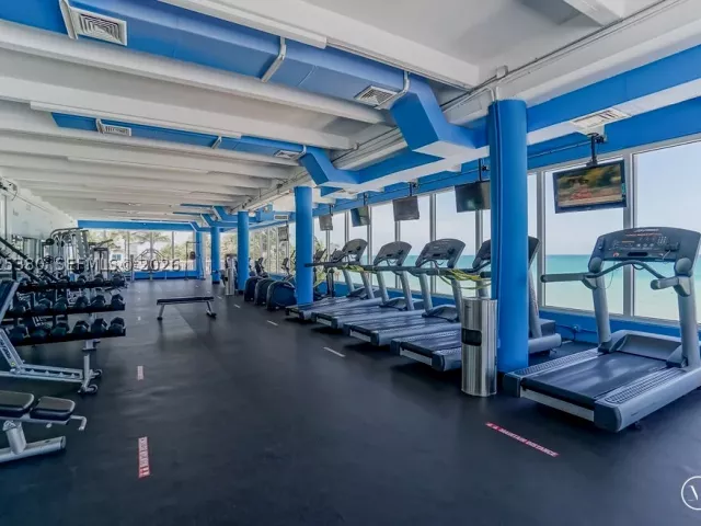 2-bedroom condo for rent in Miami Beach - 5401 Collins Ave 920 - MondialRealty