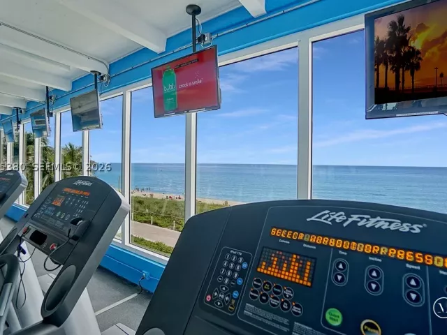 2-bedroom condo for rent in Miami Beach - 5401 Collins Ave 920 - MondialRealty