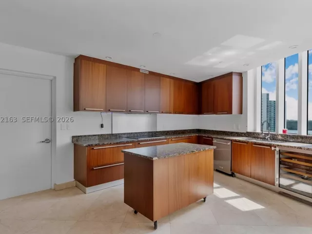 3-bedroom condo for sale in Sunny Isles Beach - 15901 Collins Ave 904 - MondialRealty