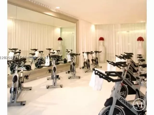 1-bedroom condo for rent in Miami - 475 Brickell Ave 414 - MondialRealty