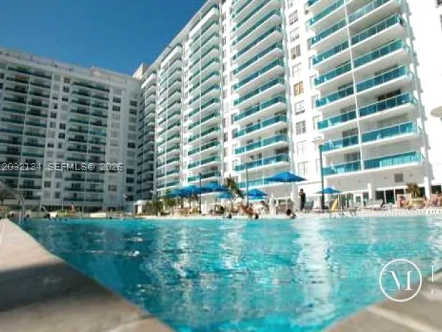 condo for rent in Miami Beach - 2301 Collins Ave 843 - MondialRealty