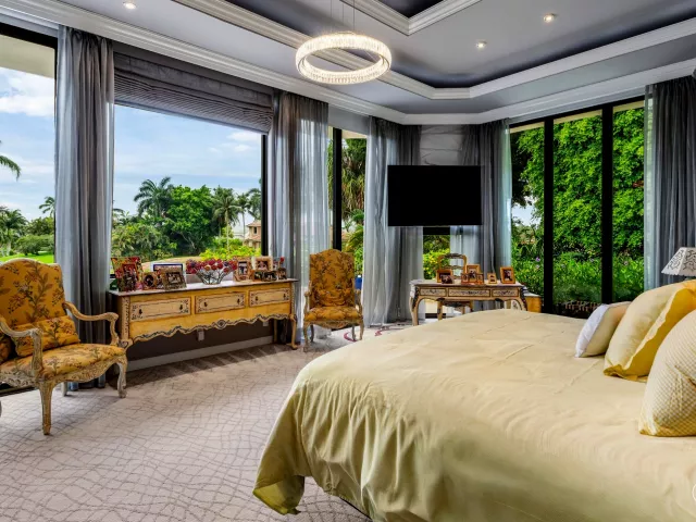 7-bedroom home for sale in Boca Raton - 7027 Queenferry Circle - MondialRealty