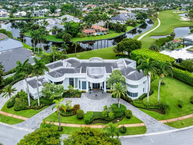 7-bedroom home for sale in Boca Raton - 7027 Queenferry Circle - MondialRealty