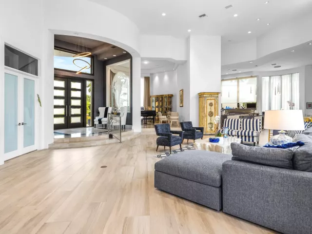 7-bedroom home for sale in Boca Raton - 7027 Queenferry Circle - MondialRealty