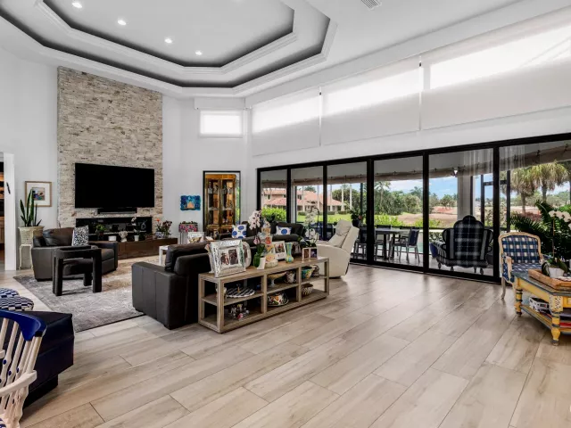 7-bedroom home for sale in Boca Raton - 7027 Queenferry Circle - MondialRealty