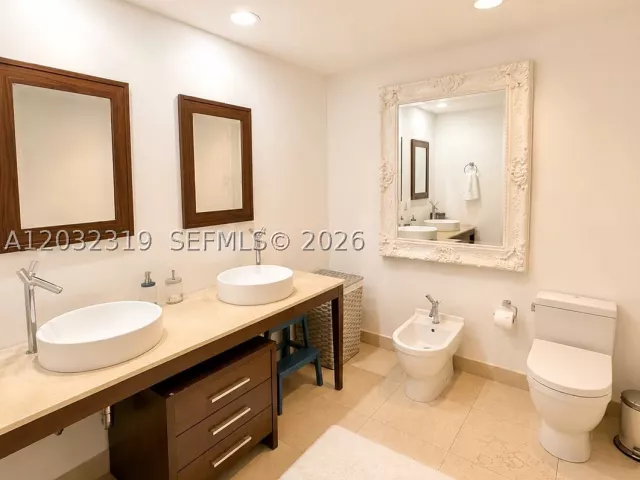 1-bedroom condo for rent in Miami - 495 Brickell Ave 3206 - MondialRealty