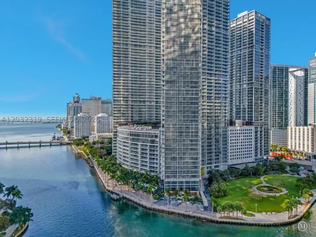 1-bedroom condo for rent in Miami - 495 Brickell Ave 3206 - MondialRealty