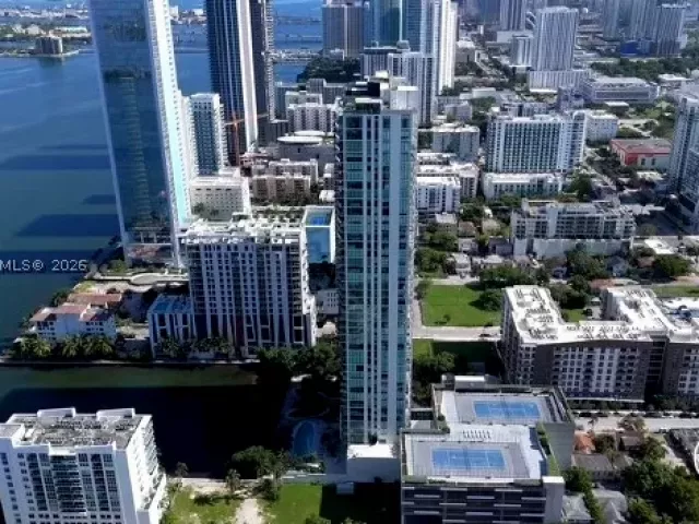 3-bedroom condo for rent in Miami - 460 NE 28th St 1408 - MondialRealty