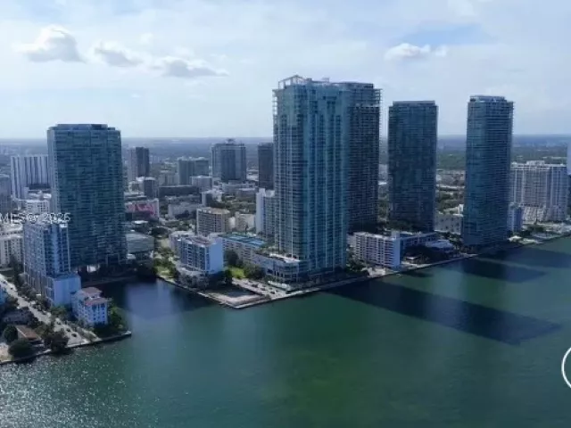 3-bedroom condo for rent in Miami - 460 NE 28th St 1408 - MondialRealty