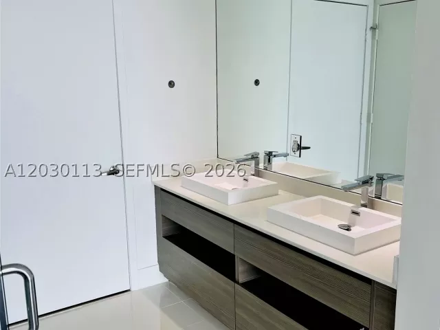 3-bedroom condo for rent in Miami - 460 NE 28th St 1408 - MondialRealty