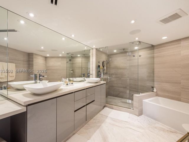 2-bedroom condo for sale in Miami Beach - 5660 Collins Ave 14C - MondialRealty