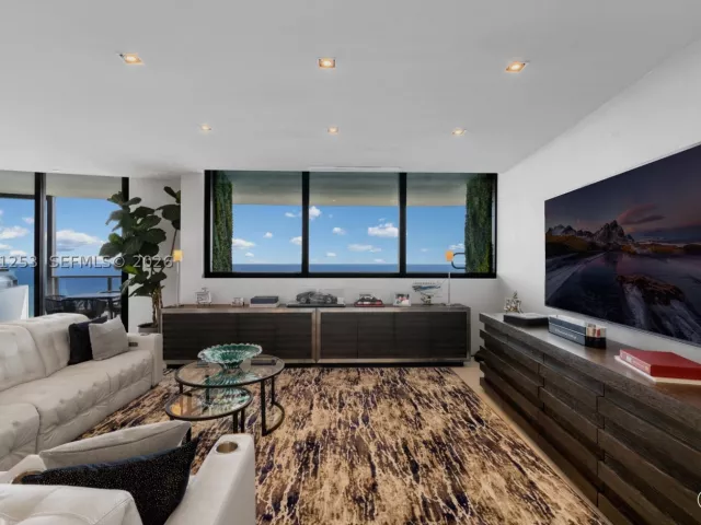 4-bedroom condo for sale in Sunny Isles Beach - 18555 Collins Ave 4405 - MondialRealty